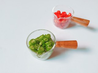 2、椒盐牛肉,青红辣椒分别切成小丁。
