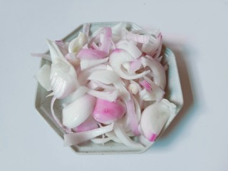 3、椒盐牛肉,洋葱切成细丝。