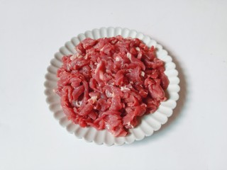 4、椒盐牛肉,牛肉肌肉垂直方向切若干薄片，再切成细丝。