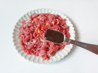 5、椒盐牛肉,加料酒一勺。加生抽1勺。加蚝油一勺。