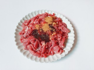 6、椒盐牛肉,加十三香一勺。