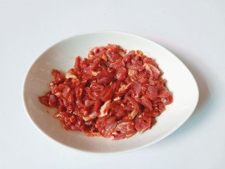 7、椒盐牛肉,筷子顺着同个方向搅拌均匀，腌制十五分钟。