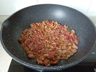 8、椒盐牛肉,牛肉腌制好后起锅热油，油温5成热放入牛肉片进行翻炒，翻炒到牛肉断生即可。