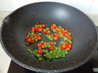 9、椒盐牛肉,锅里重新放油，放青红椒丁翻炒一下。