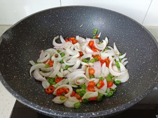 10、椒盐牛肉,加入洋葱丝翻炒至洋葱丝断生。