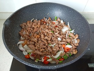 11、椒盐牛肉,加入牛肉丝炒出香味儿。