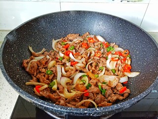 13、椒盐牛肉,把调味料翻炒均匀就可以关火了。