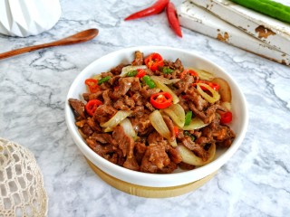 14、椒盐牛肉,这道干锅牛肉鲜嫩多汁，味道稍微有些辣口，不爱吃辣的可以不放辣椒。