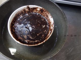 1、巧克力海绵纸杯蛋糕 ,牛奶35克 黄油35克 蜂蜜/水怡4克 可可粉20g混合均匀放在锅里保温大概40度左右