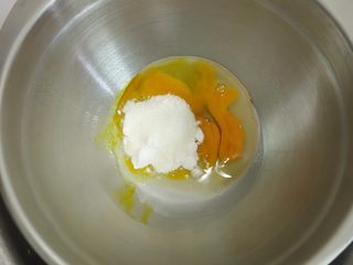 2、巧克力海绵纸杯蛋糕 ,准备无水无油的容器放入3个鸡蛋一次性加入白砂糖