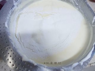 4、巧克力海绵纸杯蛋糕 ,一次性筛入低粉用蛋抽拌至无干粉