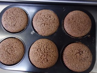 6、巧克力海绵纸杯蛋糕 ,烤好晾凉备用