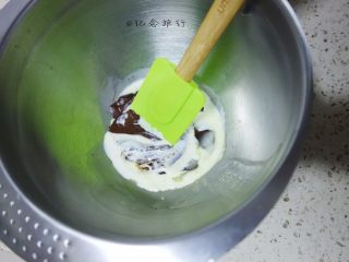 7、巧克力海绵纸杯蛋糕 ,黑巧克力20g +20g淡奶油隔水融化后再用刮刀拌均匀，