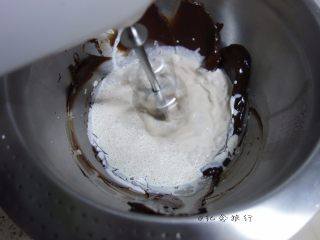 8、巧克力海绵纸杯蛋糕 ,巧克力糊要等凉至常温加入180g淡奶油打发，我做了纯淡奶油的还有淡奶油加少量巧克力的，做成渐变奶油