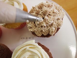 10、巧克力海绵纸杯蛋糕 ,裱花