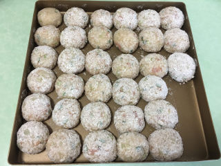 10、糯米肉丸子,丸子都揉好后依次放入一个烤盘中。