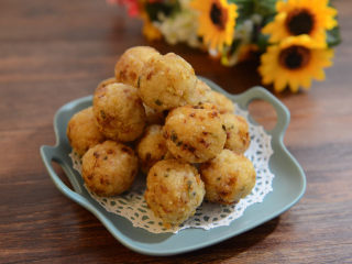 14、糯米肉丸子,刚炸出来的丸子外焦里软,放凉之后表面也会变软,非常好吃。