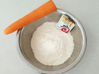 1、胡萝卜花卷,准备面粉，胡萝卜，发酵粉。