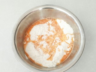 3、胡萝卜花卷,把汁过略进面粉中，放入酵母。