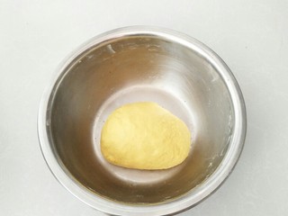 4、胡萝卜花卷,揉成软硬适中的面团。