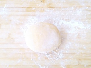 6、胡萝卜花卷,面团取出排气揉圆。