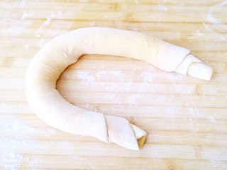 8、胡萝卜花卷,卷起来，尽量卷的结实一些。