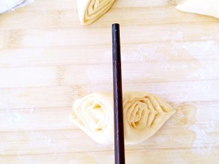 11、胡萝卜花卷,放上一根筷子。