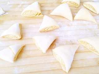 9、胡萝卜花卷,切面刀切成三角状。