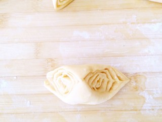 10、胡萝卜花卷,取一个面块，如图。