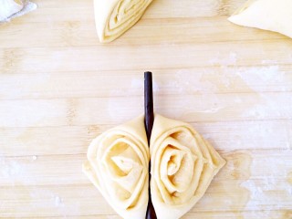 12、胡萝卜花卷,压下去，不要压断。