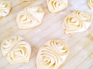 13、胡萝卜花卷,以此类推做完全部的面胚，醒发20分钟到双倍大。