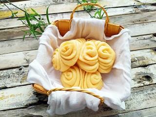 15、胡萝卜花卷,断火后闷5分钟出锅。