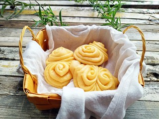 18、胡萝卜花卷,成品图。