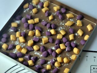 6、纯手工芋圆,切好的生芋圆撒上木薯淀粉，避免粘连。若一次煮不完，将多余部分放入冰箱冷冻，随吃随取，很方便。