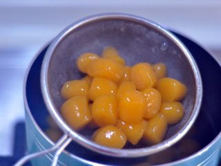 11、纯手工芋圆,将煮好的芋圆捞出备用，Q弹可见，我已经开始流口水了。