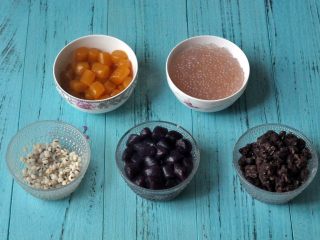 12、纯手工芋圆,奶锅内放水烧开后放入小西米，煮20分钟，煮到透明剩一点白芯时关火，盖上锅盖焖5分钟，捞出沥干水份备用。此时，我喜欢的芋圆和配料就准备齐全了。