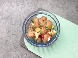 6、酥炸鸡排～在家就能自制更健康,把处理好的鸡胸肉放玻璃碗里，放葱姜蒜辣椒，加半汤匙料酒、2g盐、少许食用油、黑胡椒少许，搅拌均匀腌制15-20分钟