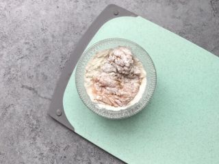 8、酥炸鸡排～在家就能自制更健康,把腌制好的鸡胸肉放面粉里蘸满面粉