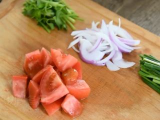 5、福建人太会吃了，番茄蛋汤也能做出山珍海味,西红柿切块、洋葱切丝、芹菜切段、葱切段