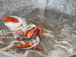 7、福建人太会吃了，番茄蛋汤也能做出山珍海味,倒入一碗热水