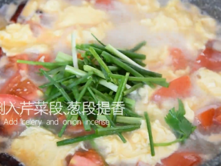 11、福建人太会吃了，番茄蛋汤也能做出山珍海味,倒入芹菜段、葱段提香