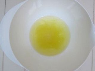 1、圣诞驯鹿小杯子蛋糕,将蛋白跟蛋黄分开用二个盆装开（装蛋白的盆一定要无水无油的）