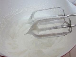 2、圣诞驯鹿小杯子蛋糕,在蛋白中放3滴白醋，再放入所有的糖，高速搅打至干性发泡可拉出如图的小尖角的状态，再转慢速一分钟使蛋白糊变得光滑细腻