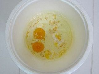 3、圣诞驯鹿小杯子蛋糕,蛋黄加入调和油和牛奶，用蛋抽搅拌均匀