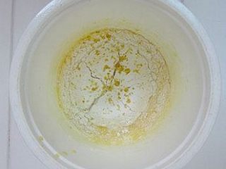 4、圣诞驯鹿小杯子蛋糕,在蛋黄液筛入低筋面粉，继续用蛋抽搅拌均匀