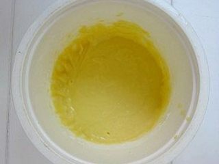 5、圣诞驯鹿小杯子蛋糕,取半个柠檬皮磨进蛋糕里