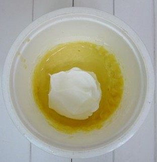 6、圣诞驯鹿小杯子蛋糕,取三分之一打发好的蛋白加入蛋黄面糊中，用橡皮刮倒翻拌均匀后把面糊全部倒回入打发的蛋白，用刮刀翻拌均匀，即成蛋糕面糊