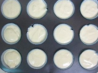 7、圣诞驯鹿小杯子蛋糕,将蛋糕面糊倒入小蛋糕模具中，轻摔一下模具，排出大气泡