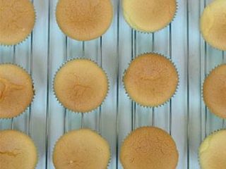 8、圣诞驯鹿小杯子蛋糕,烤箱130度预热，用烤网放在最下层，烤15分钟，再调160度，放上第二层，烤15分钟，烤好后取出放凉备用