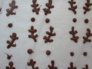 10、圣诞驯鹿小杯子蛋糕,巧克力隔水座溶后挤出驯鹿的头、耳朵和眼睛，晾干后取出备用